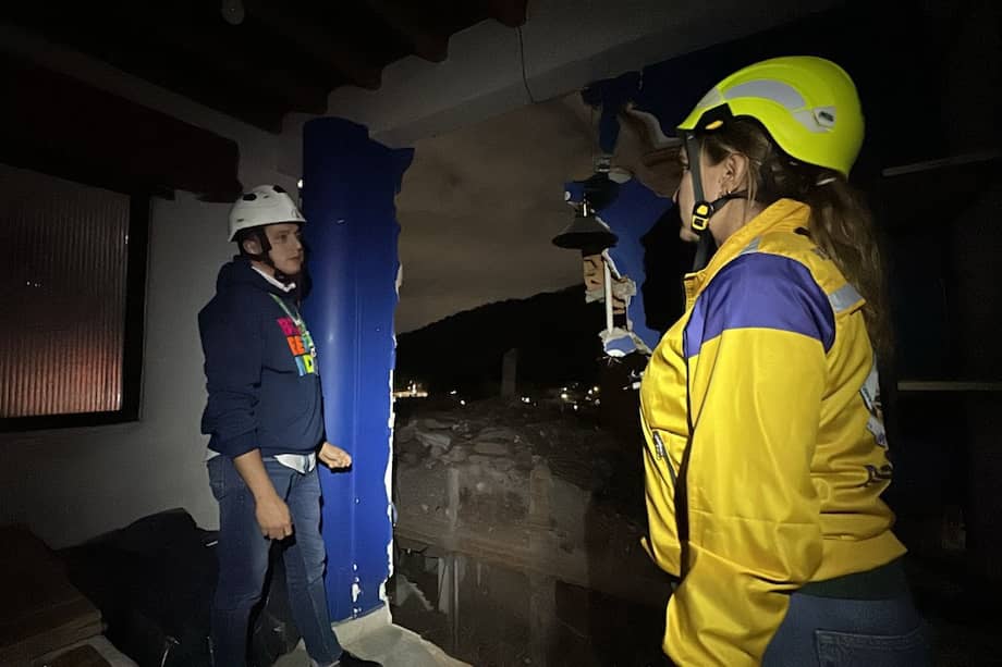 La alcaldía confirmó la evacuación de 24 personas. Se registró la caída de fachadas y pérdida de enseres.