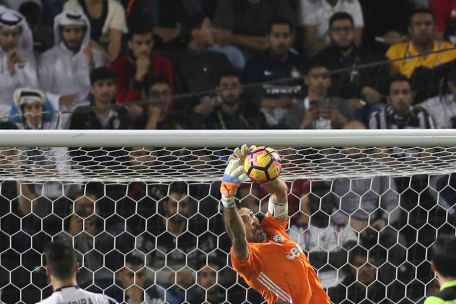 Gianluigi Buffon durante el partido por la Supercopa de Italia. / AFP