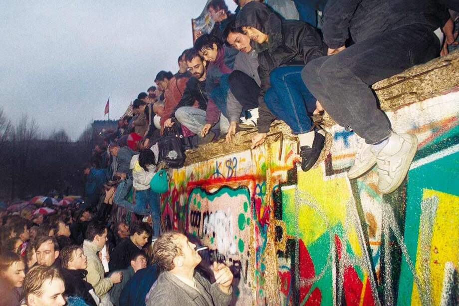 Las losas de concreto mostraban sus intestinos de hierro forzado y se producía el delirio público. / Archivo