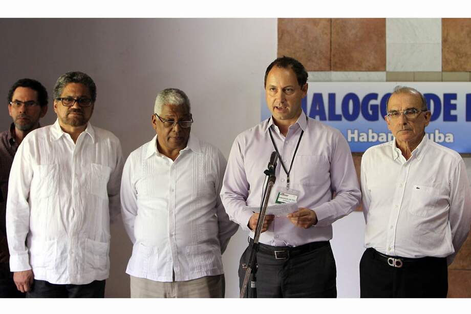 Delegados del Gobierno y las Farc, acompañados de Dag Nagoda y José Luis Ponce, de los gobiernos noruego y cubano. / EFE