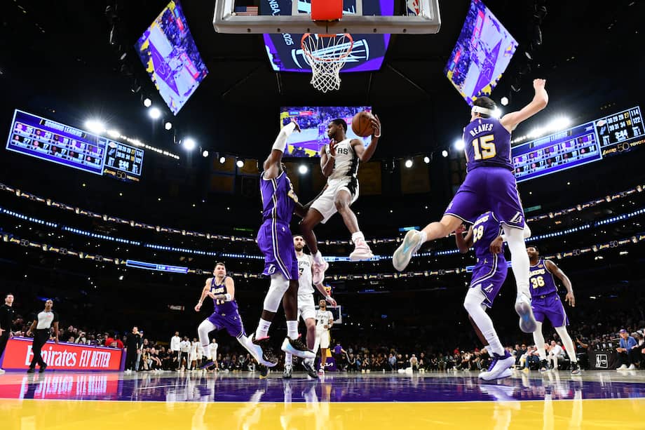 Los San Antonio Spurs vencieron 132-119 a los Lakers de Los Ángeles.