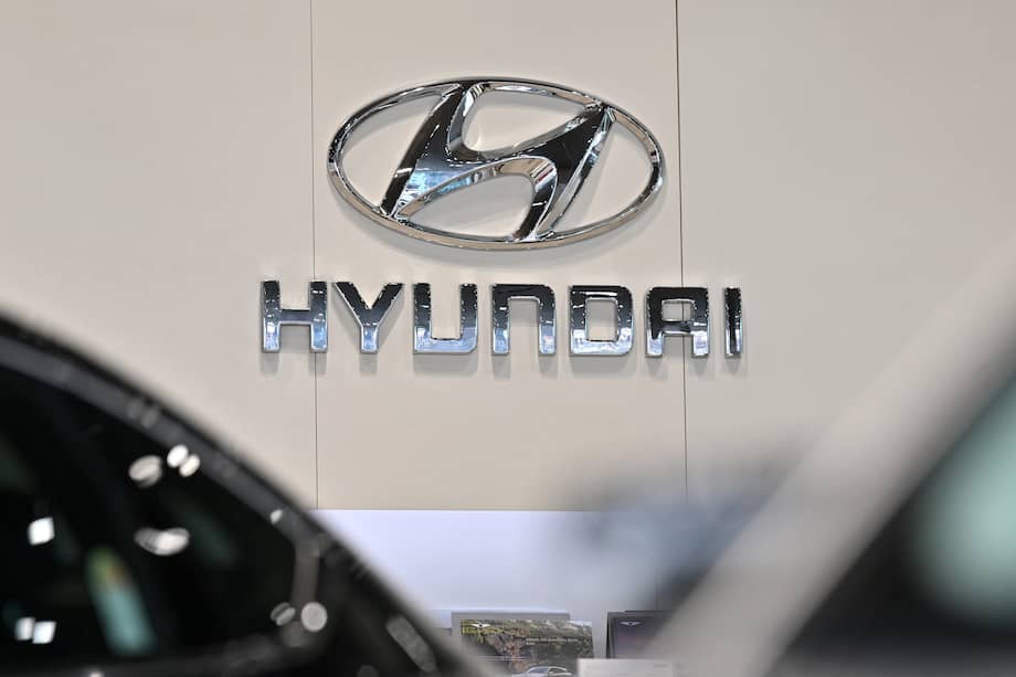 El logotipo de Hyundai Motor se ve en un concesionario de automóviles en Seúl.