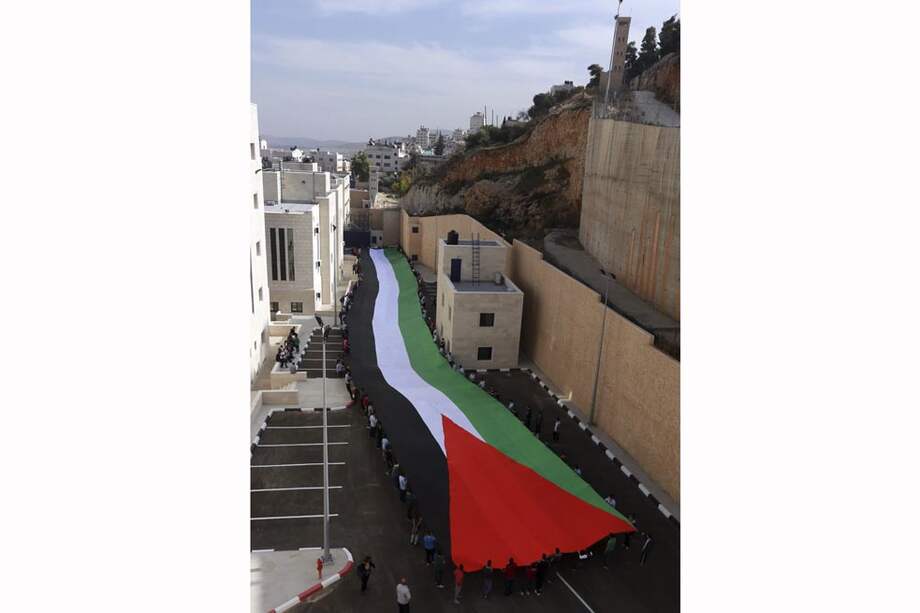 Una bandera palestina de 100 metros de longitud fue desplegada en la ciudad cisjordana de Nablus. / EFE