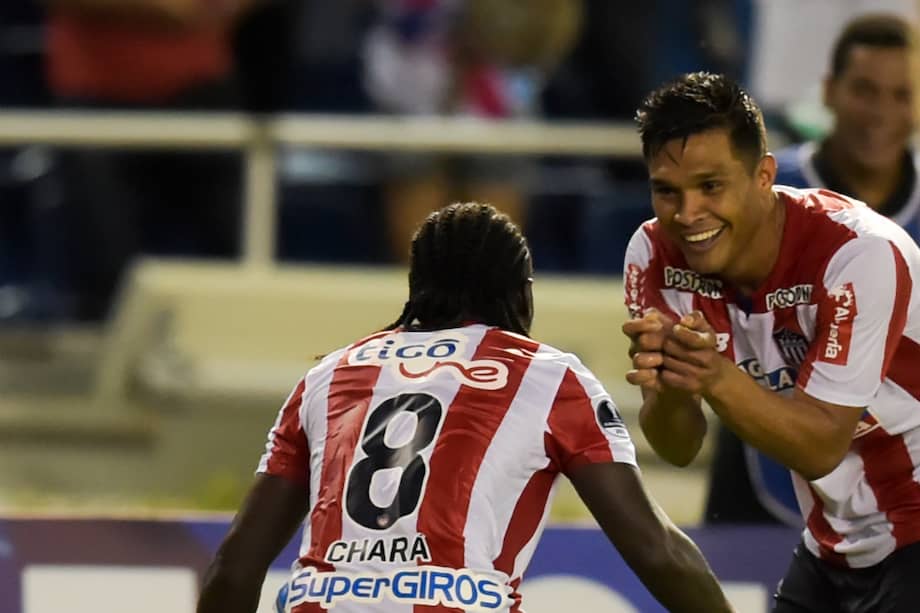 "Teo" y Chará anotaron en la victoria de 3-1 sobre Cerro. / AFP