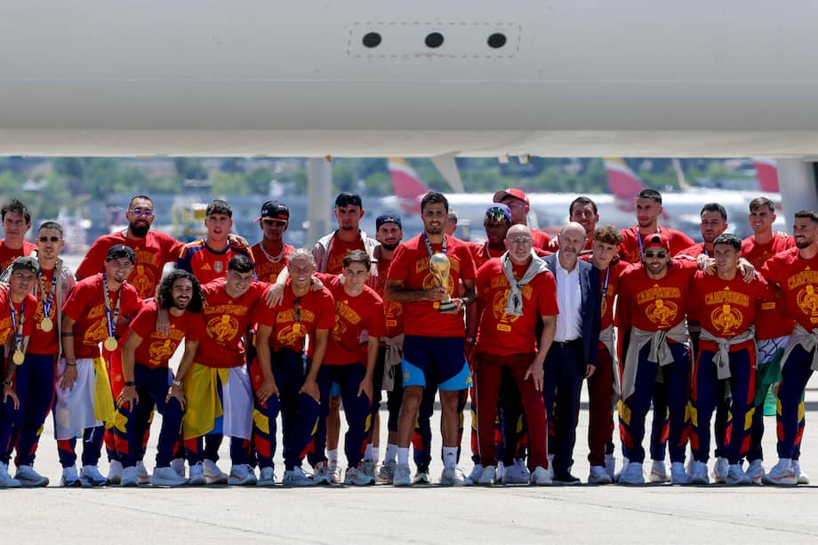 Tras vencer a Argentina en la final del Mundial, la selección española aterrizó en Madrid para iniciar una jornada de homenajes que culminará con un multitudinario desfile por las calles de la capital.