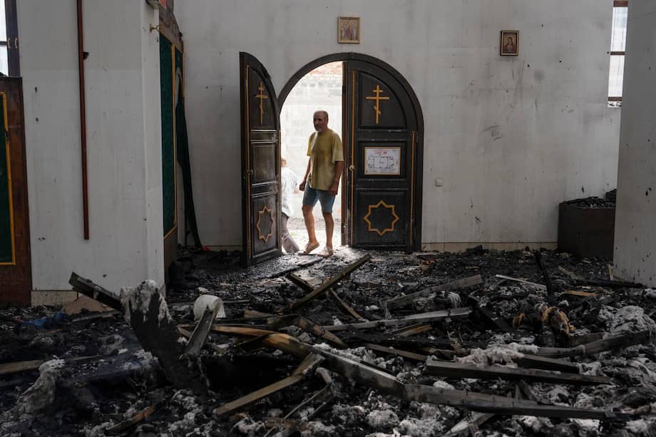 Una fotografía facilitada por el servicio de prensa de la 93.ª Brigada Mecanizada Independiente de las Fuerzas Armadas de Ucrania muestra el interior incendiado de la catedral de Alexander Nevsky, dañada por los bombardeos rusos, en las afueras de Kramatorsk, en la región de Donetsk, Ucrania.