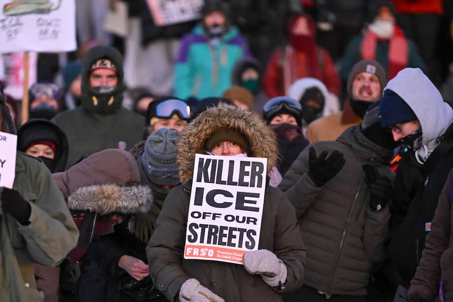 a gente se reúne para una vigilia vespertina en Whittier Park, a pocas cuadras del lugar donde Alex Pretti fue asesinado a tiros por agentes federales en el sur de Minneapolis, Minneapolis, Minnesota, EE. UU., 24 de enero.