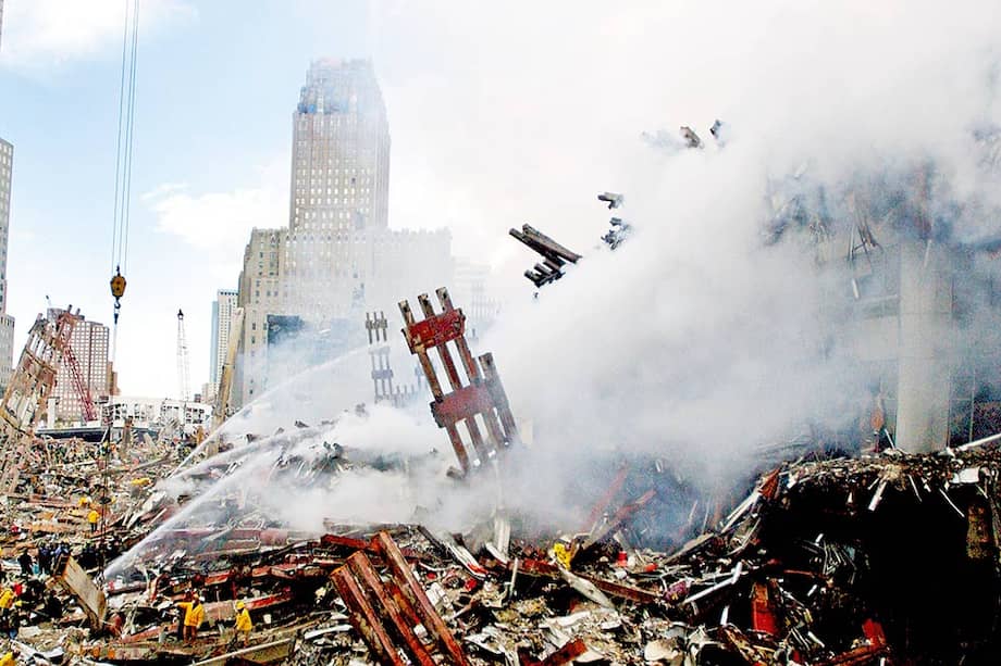 Bomberos en los escombros de las Torres Gemelas tras el ataque. / Jim Watson - Flickr