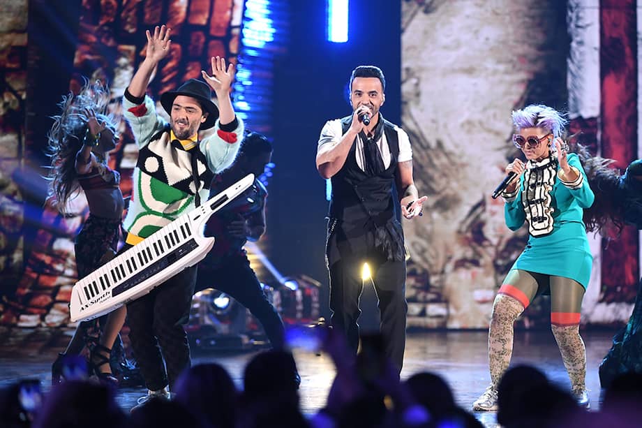 Simón Mejía, Luis Fonsi y Liliana Saumet en los Grammy Latino 2017. / AFP