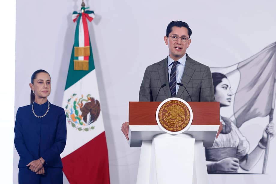 El canciller de México, Roberto Velasco, habla durante una rueda de prensa de la presidenta de México, Claudia Sheinbaum, en Palacio Nacional.