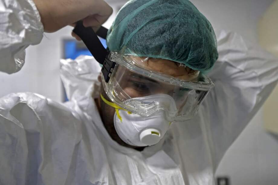 El representante Erasmo Zuleta dijo que las ARL "no han hecho nada" y se hacen las de la vista gorda con los elementos de protección. "Reciben los dineros de las empresas y tan solo entregan avisos ilustrativos de lo que deben hacer para evitar el contagio". / Archivo AFP