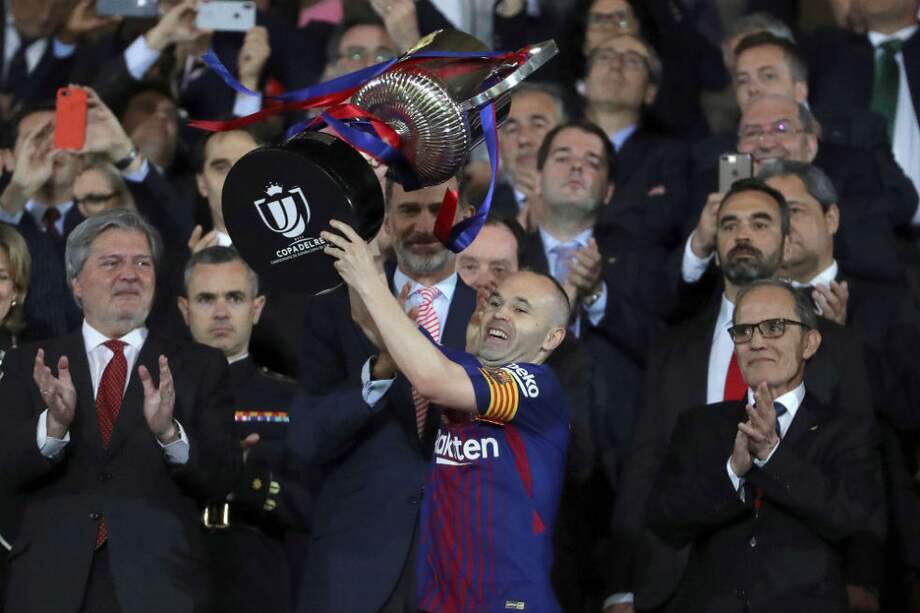 Andrés Iniesta celebra el título de la Copa del Rey. / AFP