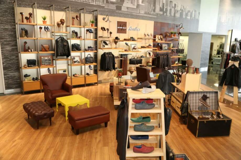 Arturo Calle prevé que en 2016 AC Leather esté disponible en los 71 almacenes que tiene en el territorio nacional junto a la apertura de cinco almacenes especializados en prendas de cuero./Arturo Calle