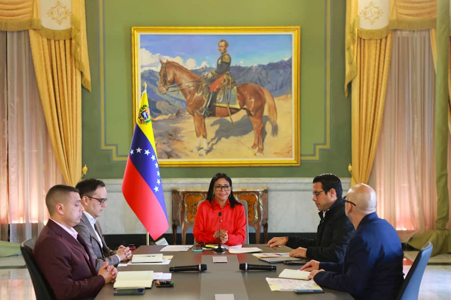 La presidenta encargada de Venezuela, Delcy Rodríguez (c), hablando durante un acto de gobierno este lunes, en Caracas (Venezuela).