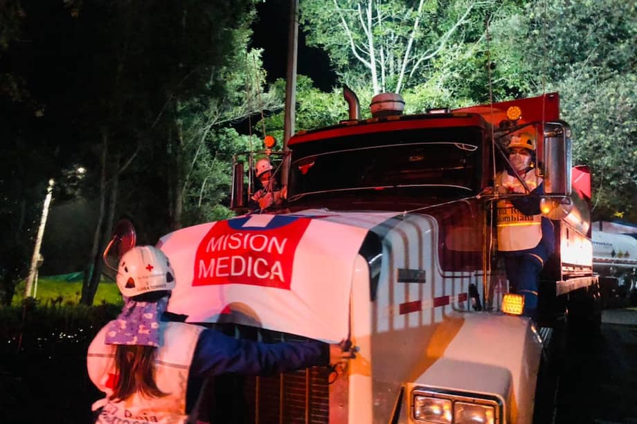 Entre las difíciles semanas que atraviesa el país, La Cruz Roja Colombiana está acompañando las caravanas humanitarias para llevar oxígeno e insumos médicos a varios rincones del país.