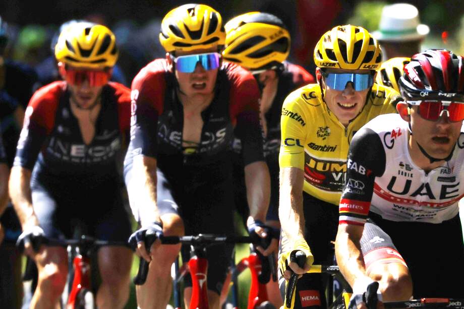 Varios de los favoritos al podio durante el recorrido de la etapa 15 del Tour de Francia 2022.