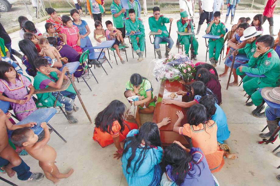 Los miembros de la comunidad embera-katío velaron el cuerpo en la cancha de fútbol del resguardo indígena El Dieciocho, en el departamento de Chocó. / Fotos: Jeison Riascos