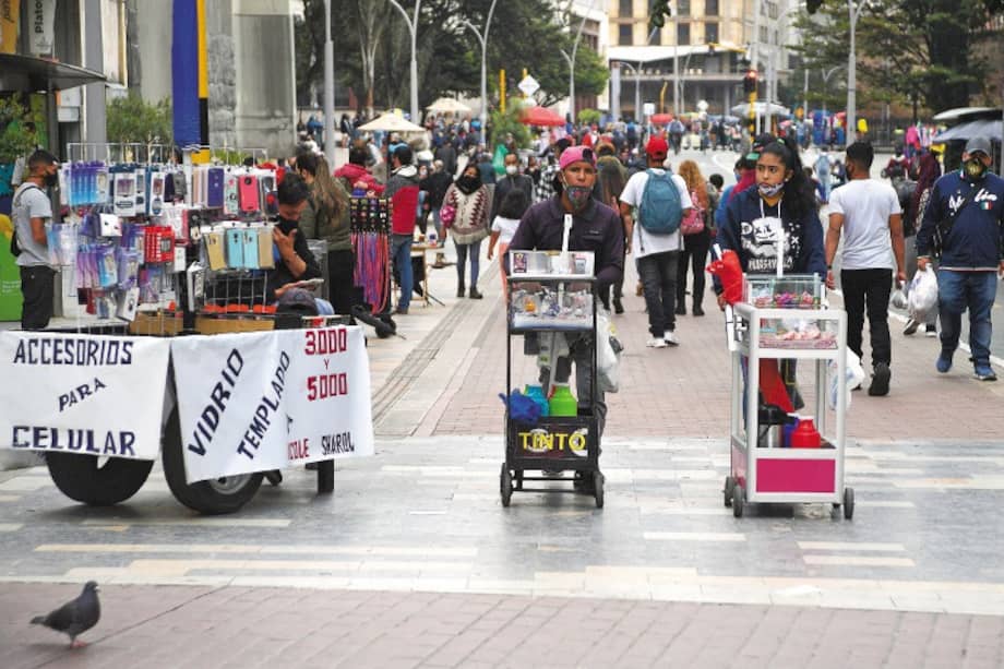 En Bogotá, la disminución de la población ya está empezando a suceder pues el crecimiento vegetativo, es decir la diferencia entre el número de nacimientos y el número de muertes, está llegando a cero.