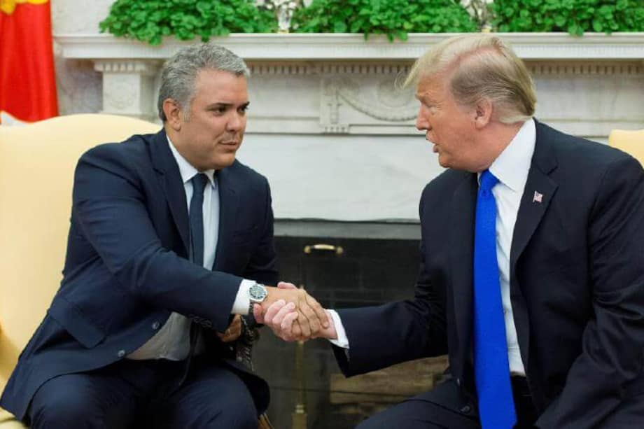 El presidente estadounidense, Donald Trump, estrecha la mano del presidente de Colombia, Iván Duque. / EFE