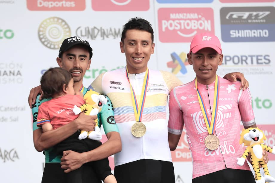 Egan Bernal (c) del equipo Ineos posa junto a Iván Ramiro Sosa (i) del equipo Kern Pharma y Juan Felipe Rodríguez (d) del equipo Education First ganadores del oro, plata y bronce respectivamente en el Campeonato Nacional de Ruta Sistecrédito 2026 en Zipaquirá (Colombia).