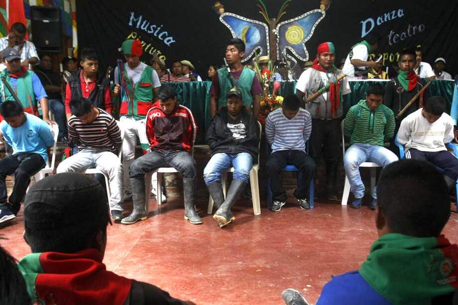 Cinco guerrilleros fueron hallados responsables del asesinato de dos indígenas y serán recluidos en la cárcel de Popayán. Otros dos, menores de edad, serán enviados a una fundación con el acompañamiento de la Defensoría. / EFE