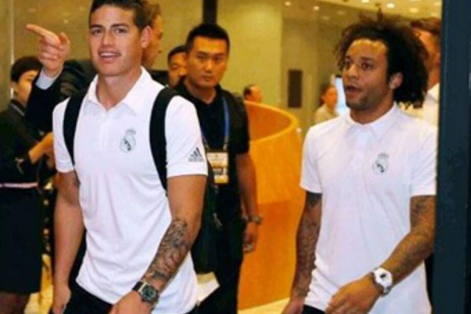 James Rodríguez con su compañero Marcelo en la llegada a Shanghái / @realmadrid