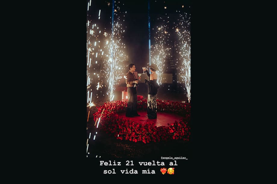 Con 'Las mañanitas' de fondo, Christian Nodal y Ángela Aguilar disfrutaron de los fuegos artificiales.