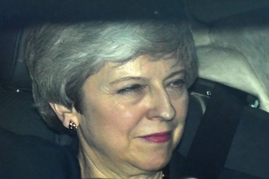Theresa May dijo este miércoles a su grupo parlamentario que dimitirá del cargo antes de que empiece la segunda fase de negociaciones con la Unión Europea a cambio de que apoyen su brexit. / EFE