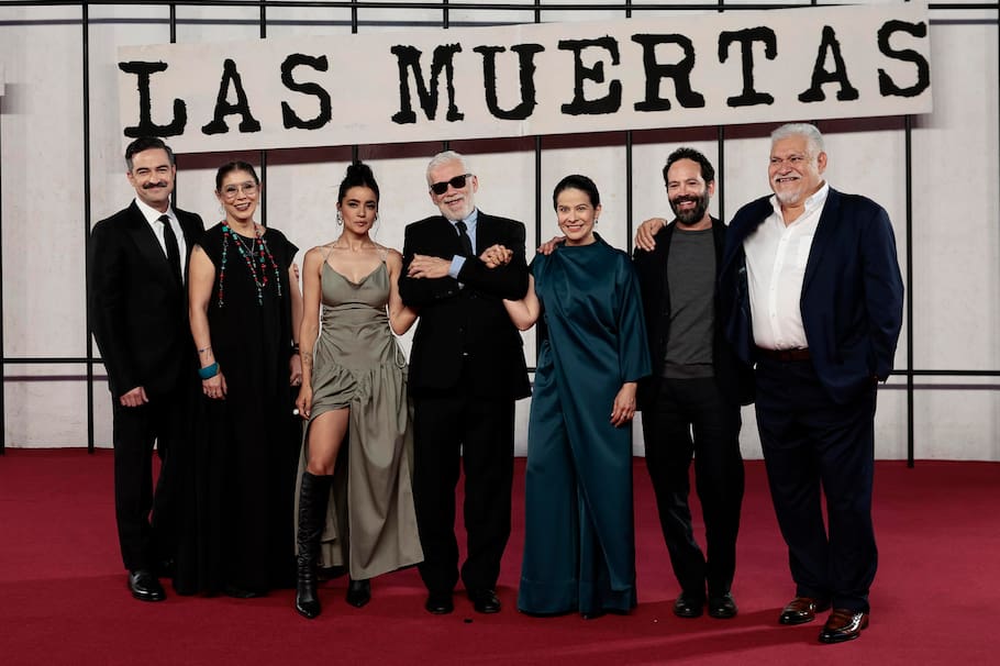 MEX2092. CIUDAD DE MÉXICO (MÉXICO), 08/09/2025.- Los actores Alfonso Herrera (i), Paulina Gaitán (3i), Arcelia Ramírez (3d), Mauricio Isaac (2d), Joaquín Cosío (d), la productora Sandra Solares (2i) y el director Luis Estrada (c) posan en la alfombra roja de la serie de Netflix 'Las Muertas' este lunes, en la Cineteca Nacional, en Ciudad de México (México). El cineasta mexicano Luis Estrada esperó tres décadas para cumplir el sueño de adaptar a la pantalla ‘Las muertas’ (1977) de Jorge Ibargüengoitia (1928-1983), un clásico de la literatura en México que llegará en formato de serie “sin ningún tipo de censura” a Netflix el próximo 10 de septiembre, afirmó el director durante la alfombra roja de la producción. EFE/José Méndez