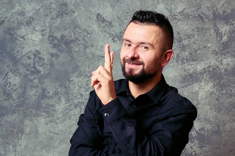 El comediante antioqueño, quien fue víctima del conflicto armado, cuenta cómo se vio obligado a silenciar su talento durante años. El humor se convirtió en su forma de sanar.