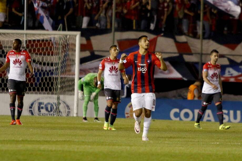 Cecilio Domínguez (c), de Cerro Porteño, celebra uno de los goles que marcó en la victoria de Cerro Porteño sobre Santa Fe, en Asunción. / EFE