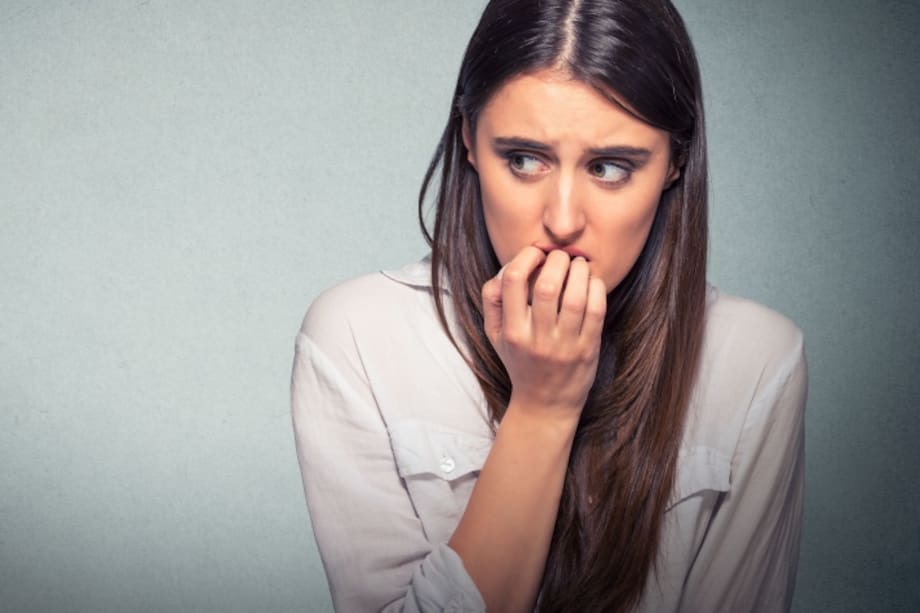 Mujer mordiéndose las uñas