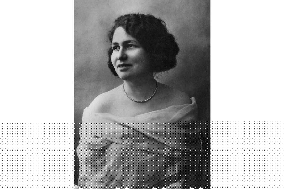 "Abigail Mejía fue profesora de Castellano, Literatura, Historia y Pedagogía en la Escuela Normal de Santo Domingo y creadora de un plan de alfabetización para mujeres obreras. Su capacidad para pasar del pensamiento a la acción era conocida dentro y fuera de la República Dominicana", escribe Sorayda Peguero Isaac.