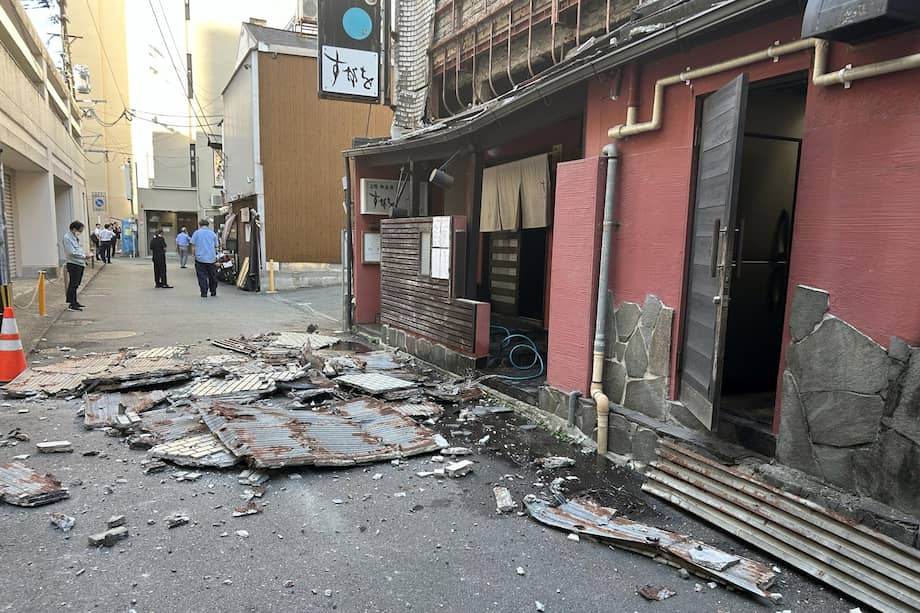 La pared exterior de un restaurante colapsó tras el terremoto registrado en la ciudad de Kumamoto, al suroeste de Japón, el 28 de julio de 2026.