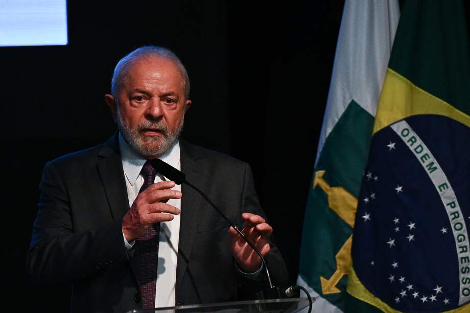 El presidente de Brasil, Luiz Inácio Lula da SIlva, participa en la toma de posesión de la nueva presidenta del Banco do Brasil, Tarciana Medeiros, durante una ceremonia hoy, en Brasilia (Brasil).