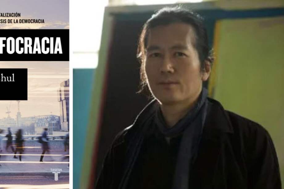 Byung-Chul Han, aquí con la portada de su nuevo libro "Infocracia" (sello editorial Taurus), denuncia que los ciudadanos son reducidos a “un ganado manipulable de votantes que tiene que asegurar el poder a los políticos”.