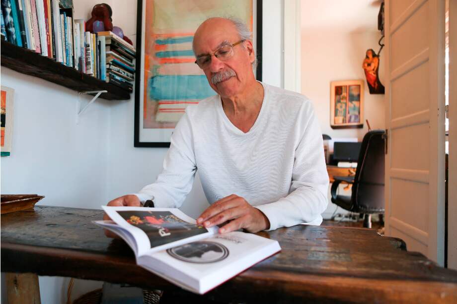 A raíz de una intensa investigación que lo llevó recorrer los 71 años de vida de un teatro que no solo funcionó en Uruguay, sino también en México, y de la mano de obras como "Pedro y el Capitán", de Mario Benedetti, Carlos María Domínguez se propuso escribir sobre El Galpón.
