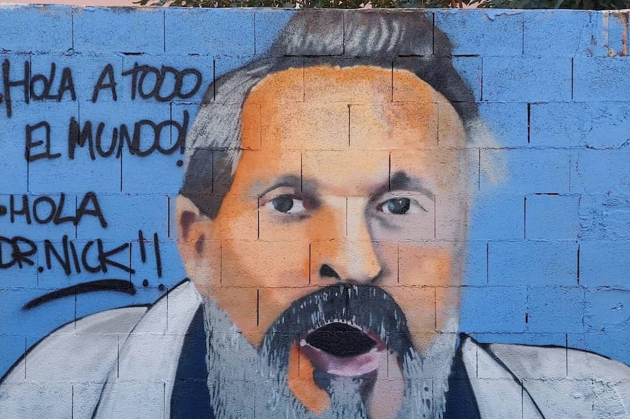 En los últimos meses el cantante español, Miguel Bosé, se ha convertido en una parlante del movimiento antivacunas. J. Warx compara con un meme al artista con el Dr. Nick Riviera, el médico falso de Los Simpson.