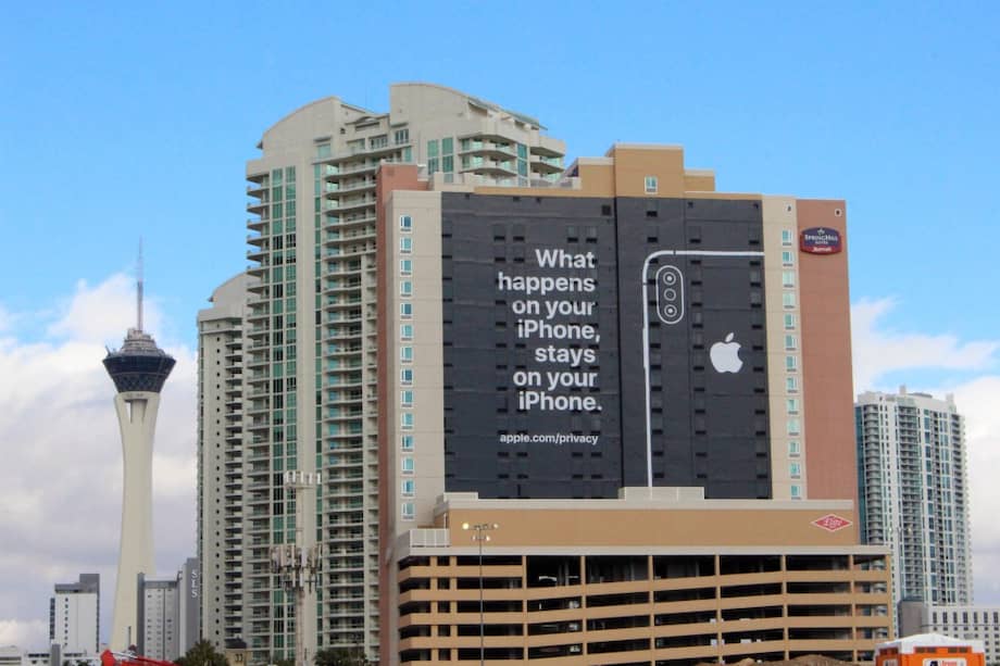 "Lo que pasa en tu iPhone, se queda en tu iPhone", valla publicitaria de Apple que utiliza la famosa frase "Lo que pasa en Las Vegas, se queda en Las Vegas". / AFP.