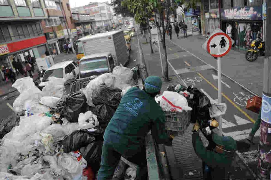 Operarios de Aguas de Bogotá en una de las volquetas dispuestas para la recolección de residuos. / Gabriel Aponte