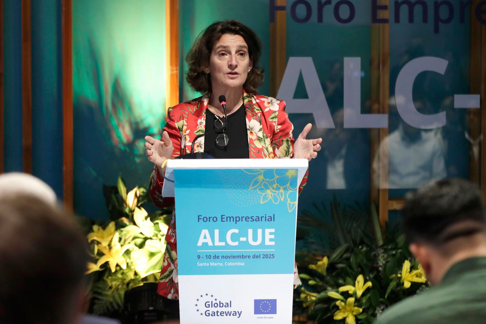 AME7652. SANTA MARTA (COLOMBIA), 10/11/2025.- La vicepresidenta para una Transición Limpia, Justa y Competitiva de la Comisión Europea, Teresa Ribera, habla este lunes, en Santa Marta (Colombia). La Unión Europea (UE) presentó una nueva iniciativa birregional, en el marco de Global Gateway, que movilizará 1.000 millones de euros (unos 1.150 millones de dólares) para impulsar la seguridad energética en Centroamérica. EFE/ Carlos Ortega
