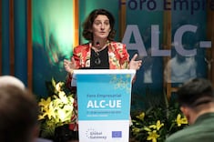 AME7652. SANTA MARTA (COLOMBIA), 10/11/2025.- La vicepresidenta para una Transición Limpia, Justa y Competitiva de la Comisión Europea, Teresa Ribera, habla este lunes, en Santa Marta (Colombia). La Unión Europea (UE) presentó una nueva iniciativa birregional, en el marco de Global Gateway, que movilizará 1.000 millones de euros (unos 1.150 millones de dólares) para impulsar la seguridad energética en Centroamérica. EFE/ Carlos Ortega
