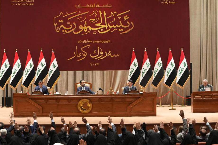 Legisladores iraquíes asisten a una sesión del parlamento en Bagdad, Irak.