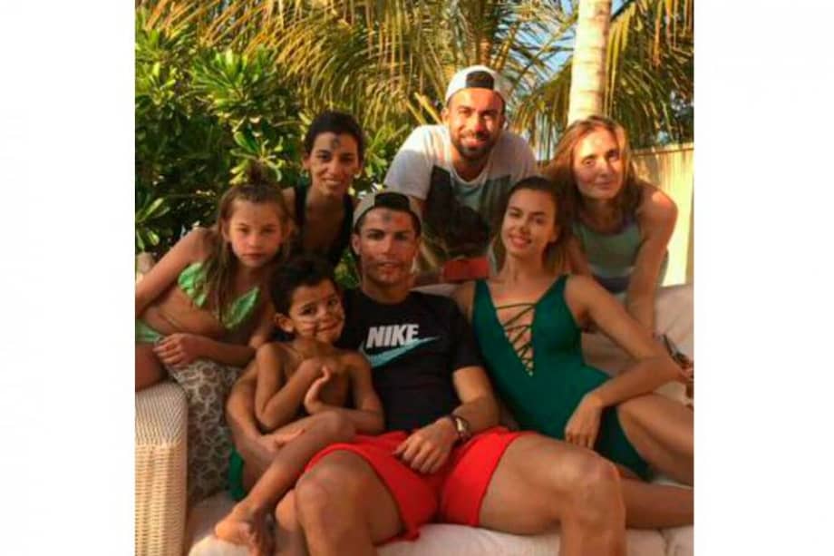 Cristiano Ronaldo junto a su hijo, su novia Irina Shayk y unos amigos (c) Twitter.