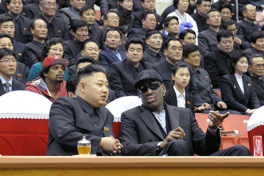 Kim Jong-un (izq) y Dennis Rodman durante el partido de exhibición de Pyongyang. /AFP