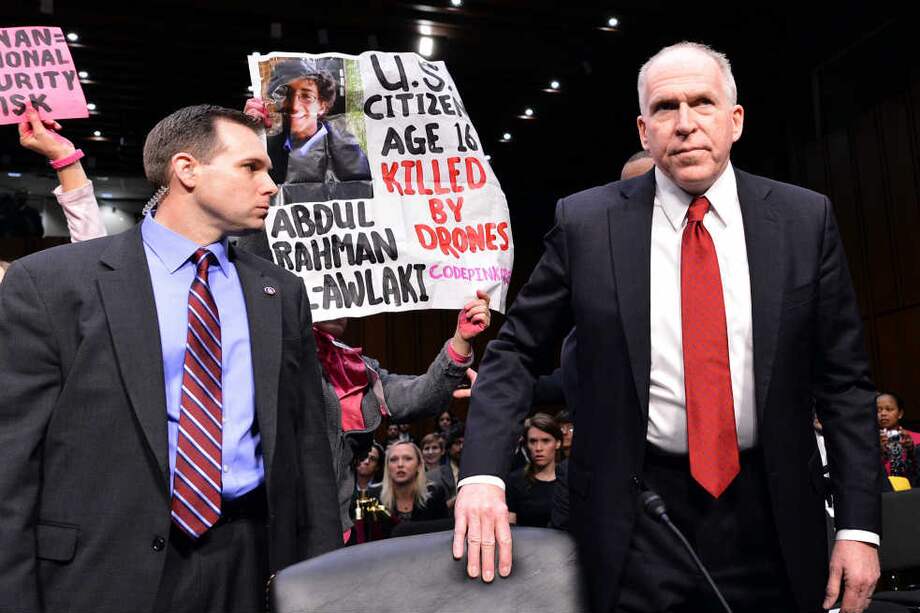 Protestas contra John Brennan (der.), nominado a director de la CIA. /AFP