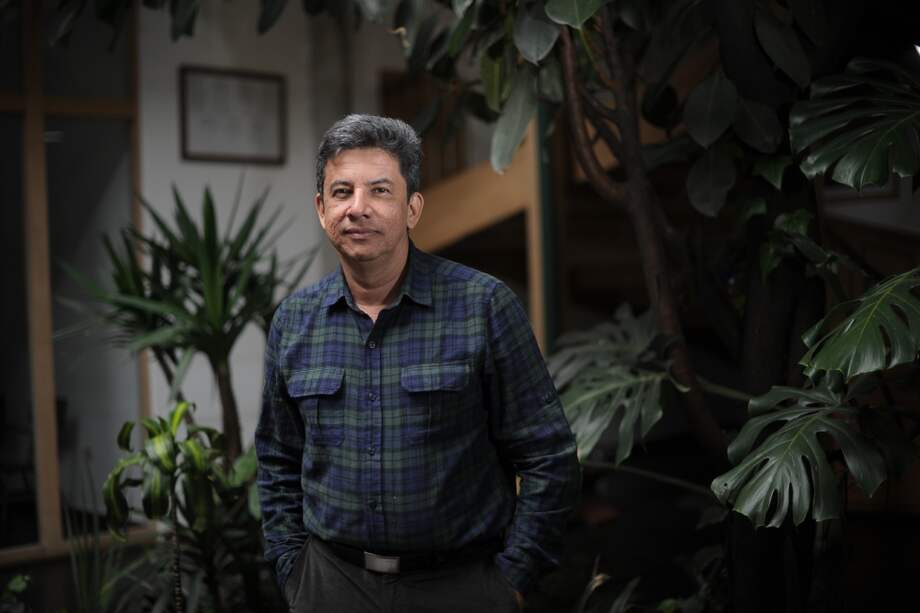 El caleño Carlos Augusto Albán lleva once meses a cargo del programa. También trabajó en la Unidad de Víctimas y la Cruz Roja. / Cristian Garavito - El Espectador