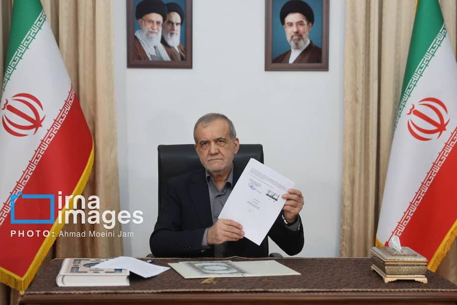El presidente iraní, Masud Pezeshkian firma este jueves el memorando de entendimiento con Estados Unidos sobre el fin de la guerra impuesta contra Irán.
