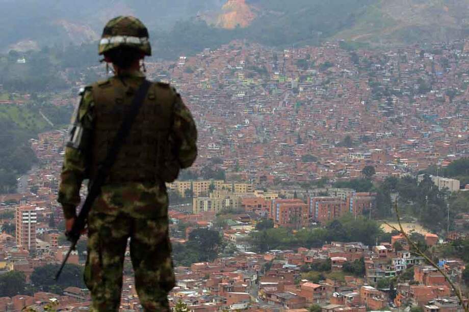 El ejército ha hecho presencia en las comunas de Medellín para mantener el orden. / Luis Benavides