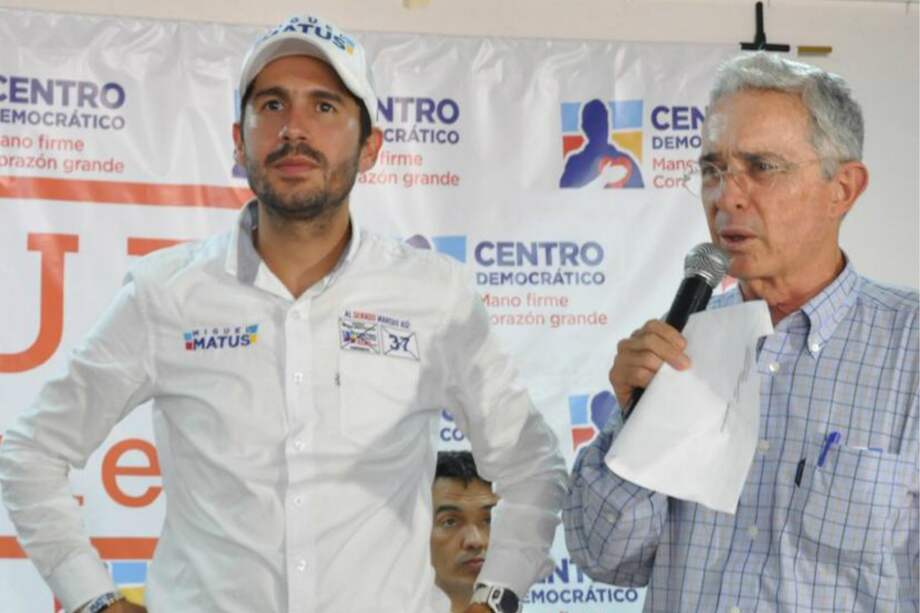 El candidato Miguel Matus junto al senador Álvaro Uribe Vélez, líder del Centro Democrático. / Cortesía
